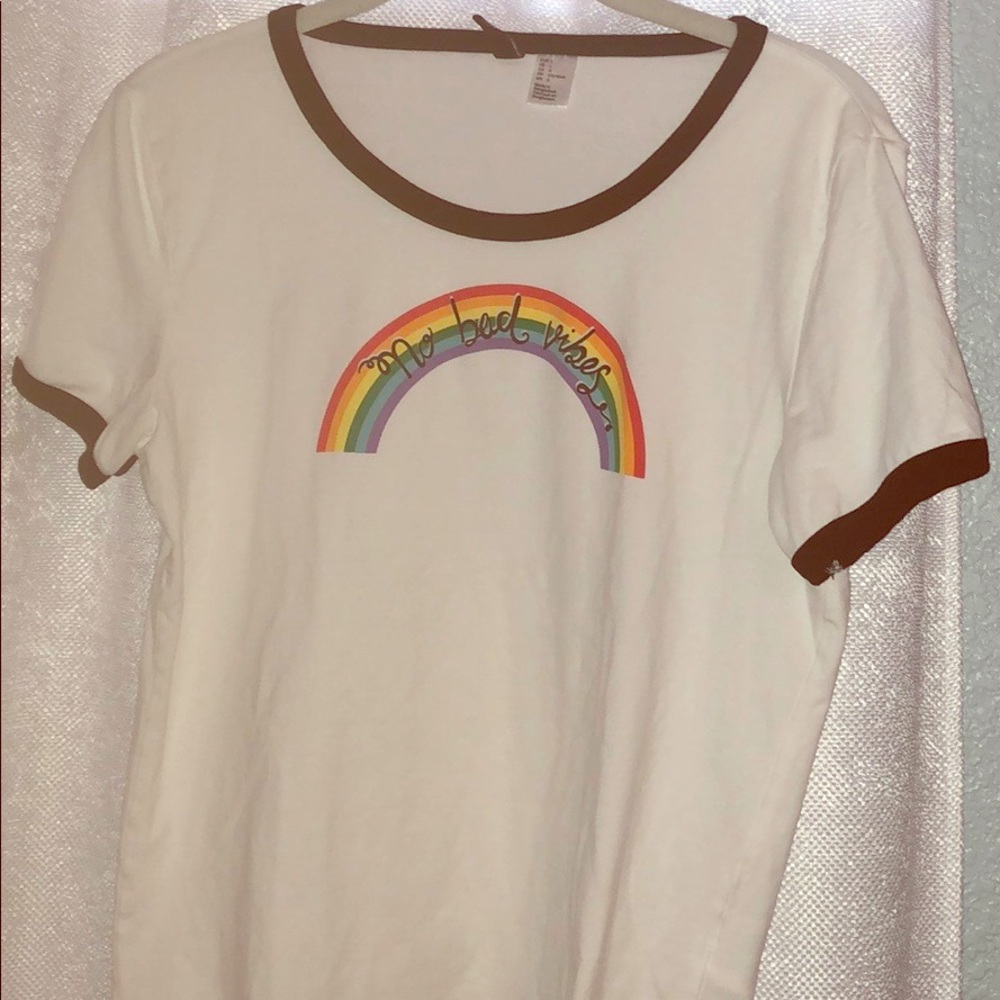 Black ring trimmed white tee with rainbow detail